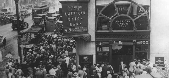 People struggle to withdraw their money